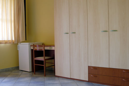 La struttura dispone di 4 camere di 35 metri quadrati in cui è presente un grande letto matrimoniale (su richiesta due letti singoli in alternativa al letto matrimoniale), la possibilità di disporre di due letti a castello per i bambini, un armadio capiente, una scrivania con sedia, il frigo, il bagno dotato di water, bidet, lavandino con specchio e box doccia con acqua calda e fredda.