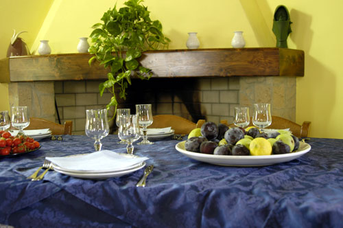 Sala da pranzo in cui i pasti vengono serviti in un unico tavolo.