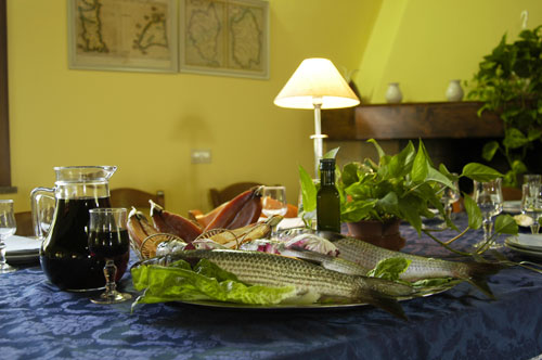 L�Azienda è nota, nella provincia di Oristano, per la tipica cucina della zona di Cabras. Particolarmente apprezzati dai Clienti vi sono: il pesce (muggini, orate, spigole, anguille) in tutte le varianti proposte, la fregola con le arselle, 