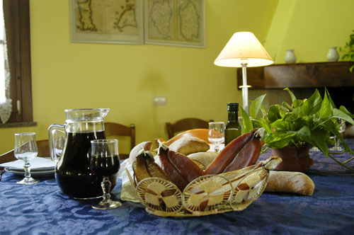 La  bottarga, uova di muggine salate, pressate ed essiccate, da gustare affettata e grattugiata sugli spaghetti.