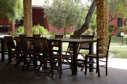 Accogliente giardino, ricco di pietre di basalto tipiche della zona, dove, allombra del grande gazebo in pietra e legno, è possibile rilassarsi e ammirare il panorama.