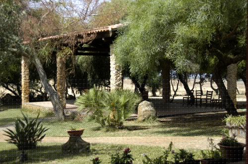 Accogliente giardino, ricco di pietre di basalto tipiche della zona, dove, allombra del grande gazebo in pietra e legno, è possibile rilassarsi e ammirare il panorama.