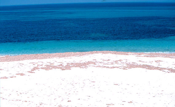 La spiaggia di Maimoni è situata tra le località di San Giovanni e Is Arutas, molto frequentata per la sua bellezza e per il colore del mare particolarmente cristallino.