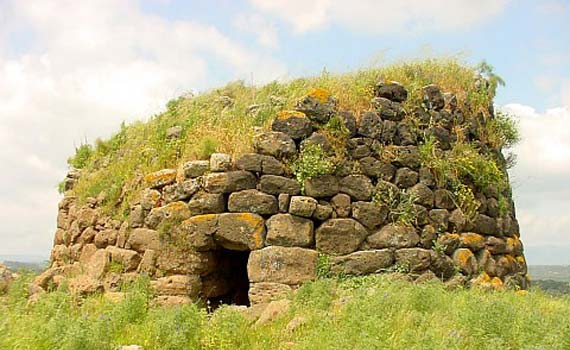 Sono presenti nel territorio del Sinis una  trentina di nuraghi antiche costruzioni in pietra di epoca nuragica.