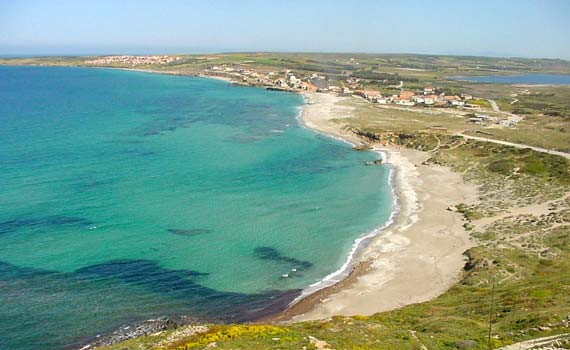 La spiaggia di San Giovanni è situata nella penisola del Sinis ed è particolarmente apprezzata per la possibilità di raggiungere facilmente sia il mare all´interno del Golfo di Oristano sia le spiagge situate all´esterno.