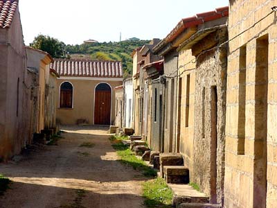 Piccolo centro che sorge nella piana quaternaria posta fra le colline del Sinis, la laguna di Mistras e lo stagno di Cabras. Nel secolo XVII° è stata edificata una chiesa dedicata a San Salvatore, alla chiesa è legata una tradizione che vede il Santo ´in fuga´, portato a braccia in salvo verso il centro di Cabras attraverso la campagna. Tale leggenda parrebbe collegarsi alle inclusioni dei saraceni. La ricorrenza è ricordata ogni anno, nella prima domenica di settembre con la ´Corsa degli scalzi´ e richiama nel piccolo villaggio i devoti del Santo per le novene e le celebrazioni e torme di turisti per assistere a quella che appare come una delle più suggestive tradizioni e celebrazioni in Sardegna.