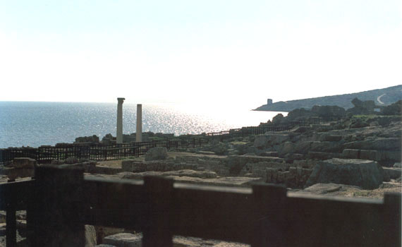 Le rovine di Tharros, la più importante delle città puniche. Fondata dai Fenici intorno all´800 a.C., conserva ancora necropoli, templi, il ´thopet´, tratti della cinta muraria, edifici termali, abitazioni ricche di mosaici e ampi tratti della rete viaria.